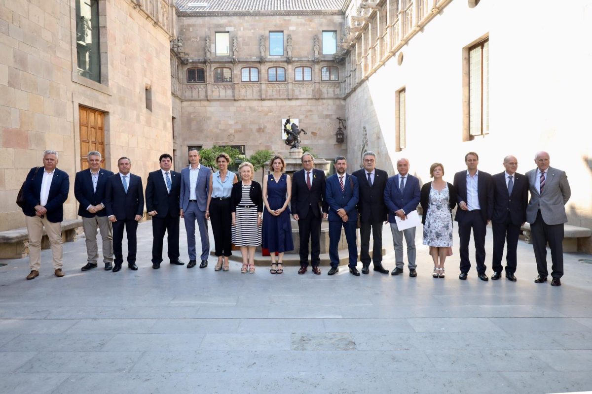 Els presidents de les cambres de comerç, en una reunió amb el president de la Generalitat, Quim Torra, i la consellera d'Empresa, Àngels Chacón.