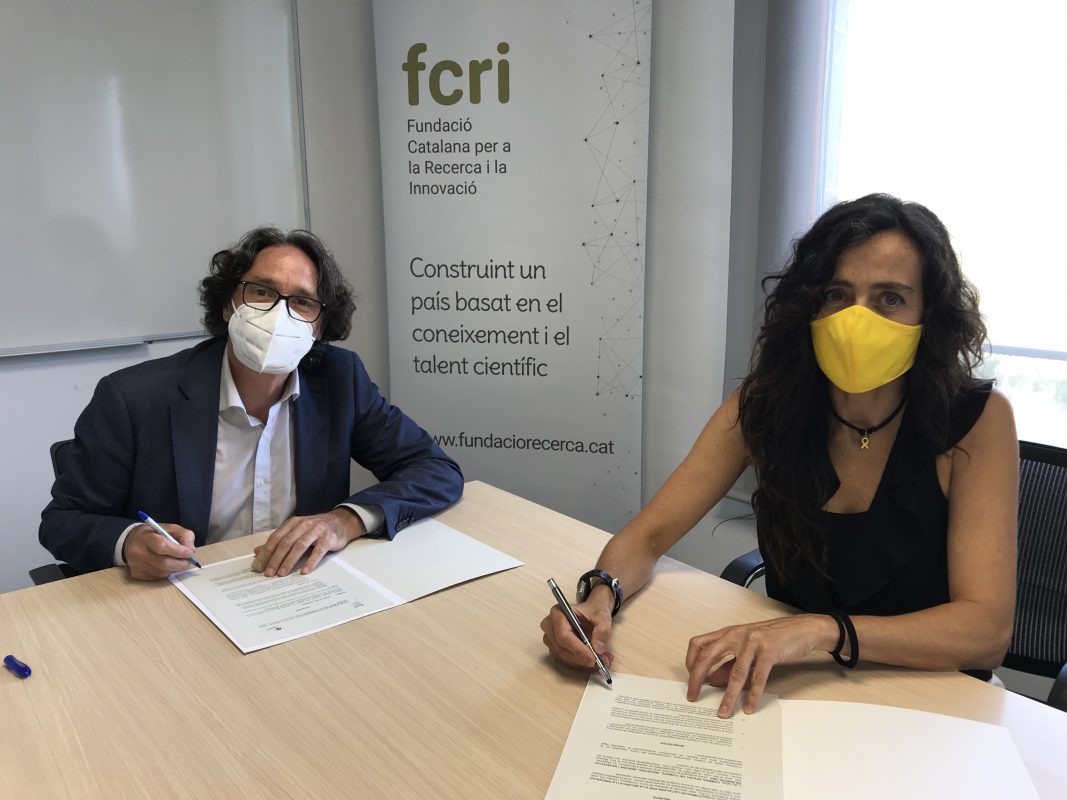 La vicepresidenta primera de la Cambra de Barcelona, Mònica Roca, i el director general de l’FCRI, Jordi Portabella, durant la signatura de l'acord entre ambdues entitats.