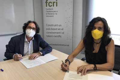 La vicepresidenta primera de la Cambra de Barcelona, Mònica Roca, i el director general de l’FCRI, Jordi Portabella, durant la signatura de l'acord entre ambdues entitats.