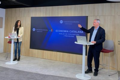 La presidenta de la Cambra de Barcelona, Mònica Roca i Aparici, i el cap del Gabinet d'Estudis Econòmics de la Cambra, Joan Ramon Rovira