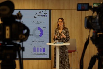 Carme Poveda, directora d'Anàlisi Econòmica de la Cambra, s'adreça als mitjans de comunicació durant la presentació de l'estudi dels indicadors d'igualtat de gènere